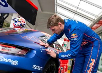 Max Verstappen Nürburgring matricát ragaszt Mercedese jobb hátuljára. Nürburgring 24H, 2026.