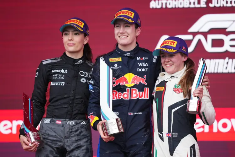 Emma Felbermayr (Audi, 2. hely), Alisha Palmowski (Red Bull, 1. hely), Megan Bruce (TAG Heuer, 3. hely) a dobógón. F1 Academy 2026 Kanada