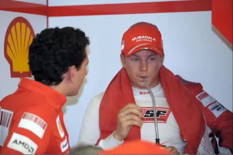 Kimi Räikkönen (Ferrari) törölközővel a nyakában, kulacsából iszik a garázsban, 2008 Kanadai Nagydíj
