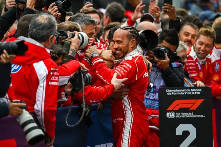Lewis Hamilton a Ferrari csapattal ünnepel verseny után. 2026 Kanada