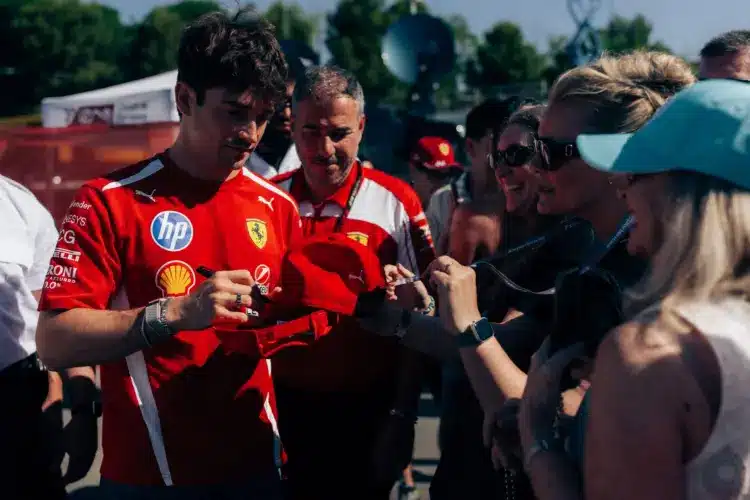 Charles Leclerc rajongóknak dedikál
