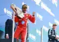 Lewis Hamilton a dobogón Barcelonában; tófeájával a kezében ünnepli győzelmét, 2026