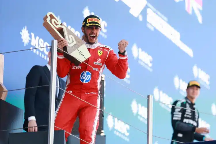 Lewis Hamilton a dobogón Barcelonában; tófeájával a kezében ünnepli győzelmét, 2026