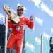 Lewis Hamilton a dobogón Barcelonában; tófeájával a kezében ünnepli győzelmét, 2026