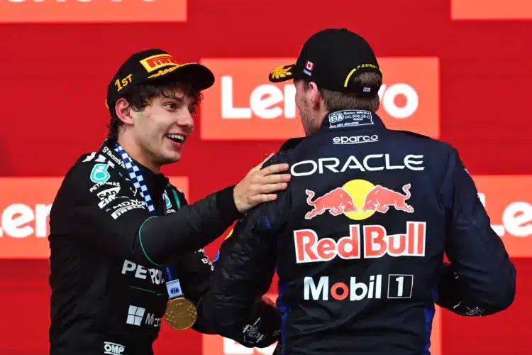 Andrea Kimi Antonelli (Mercedes) és Max Verstappen (Red BUll)