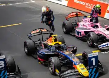 Nikola Tsolov kiugrik az autójából. Campos Racing, 2026 Monaco