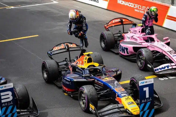 Nikola Tsolov kiugrik az autójából. Campos Racing, 2026 Monaco