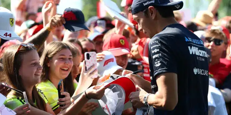 Alexander Albon rajongóknak dedikál, F1 2026