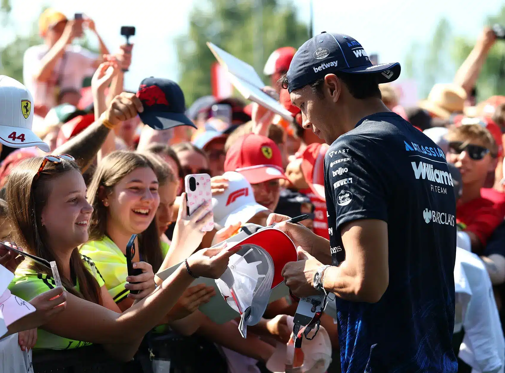 Alexander Albon rajongóknak dedikál, F1 2026