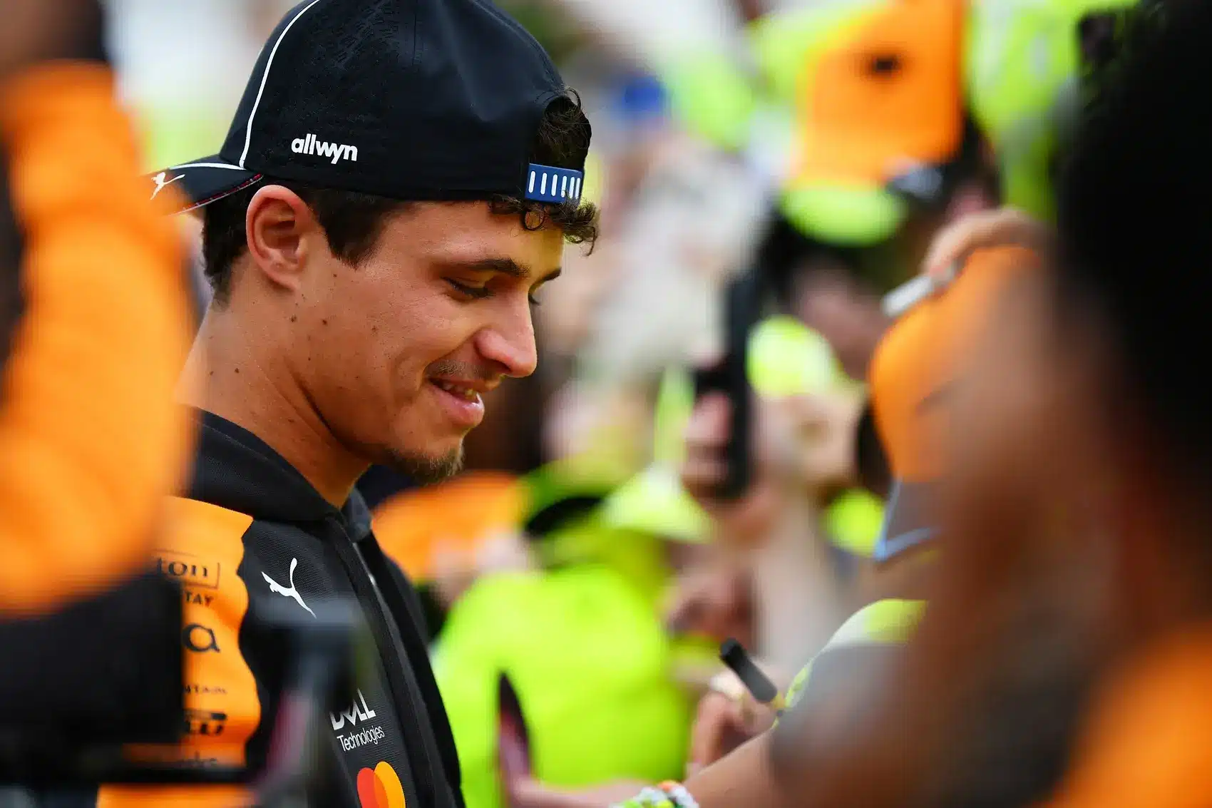 Lando Norris dedikál