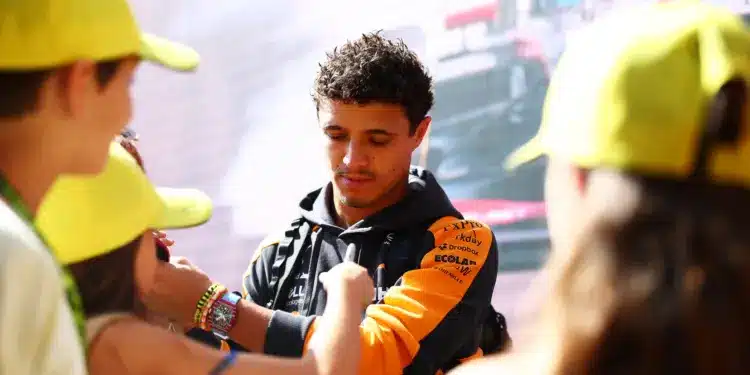 Lando Norris rajongóknak dedikál