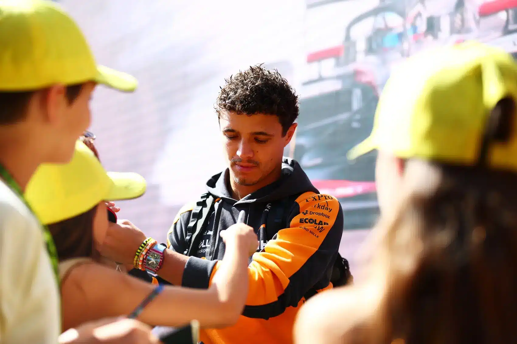 Lando Norris rajongóknak dedikál