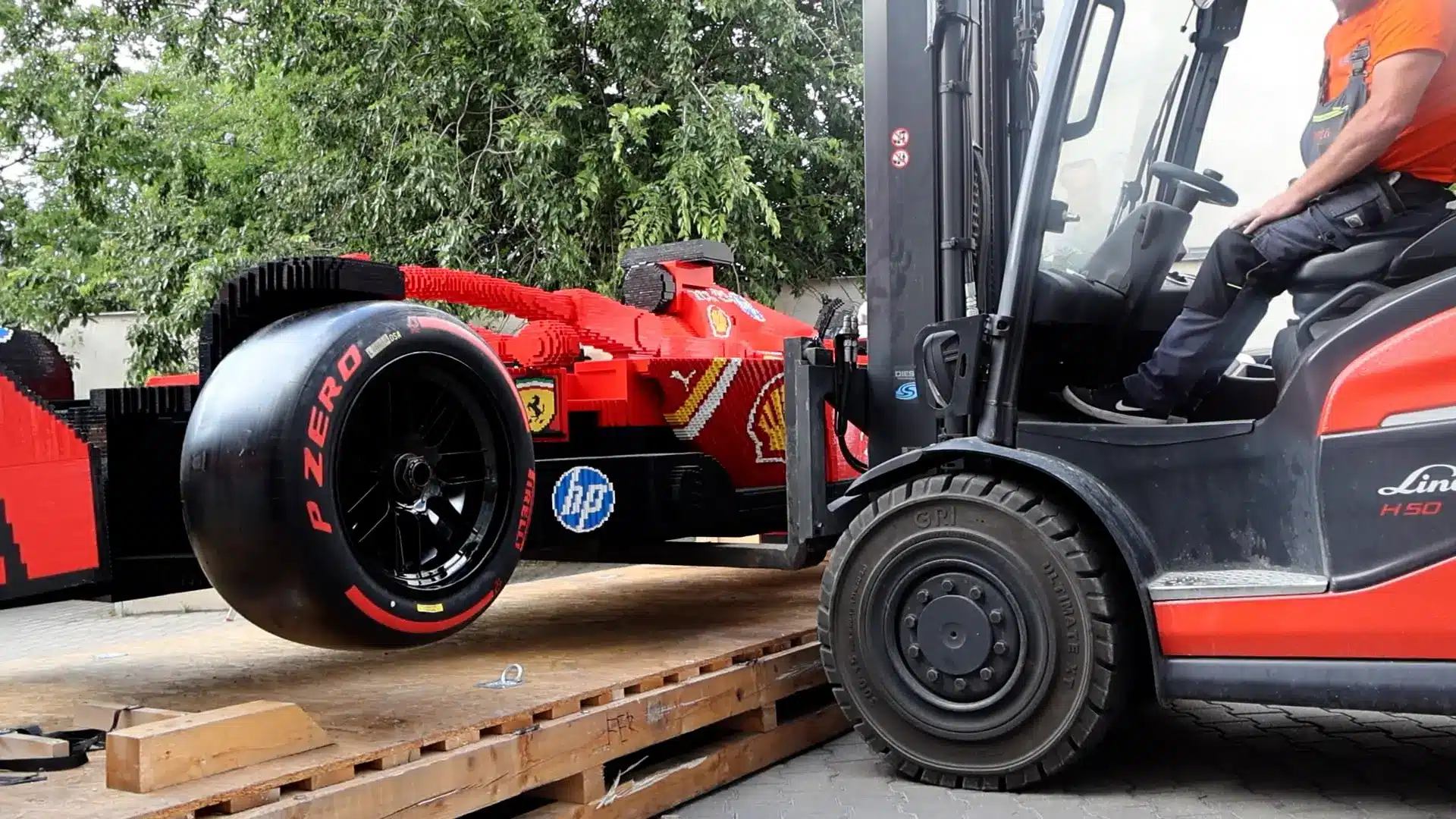 LEGO Ferrari targoncán