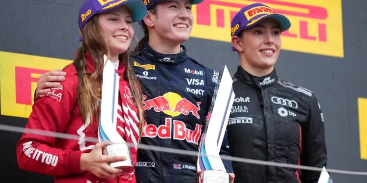 Chiara Bättig (2.), Alisha Palmowski (1.), Emma Felbermayr (3.), F1 Academy