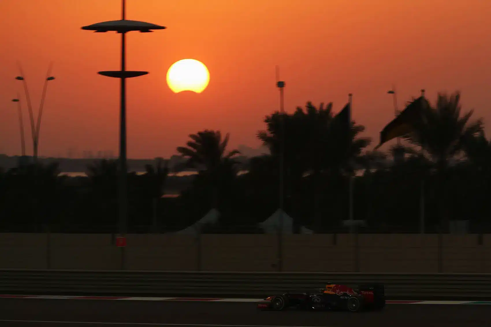 2013 F1 Abu Dhabi. Részleges napfogyatkozás