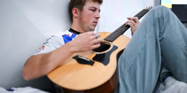 Liam Lawson gitározik, F1