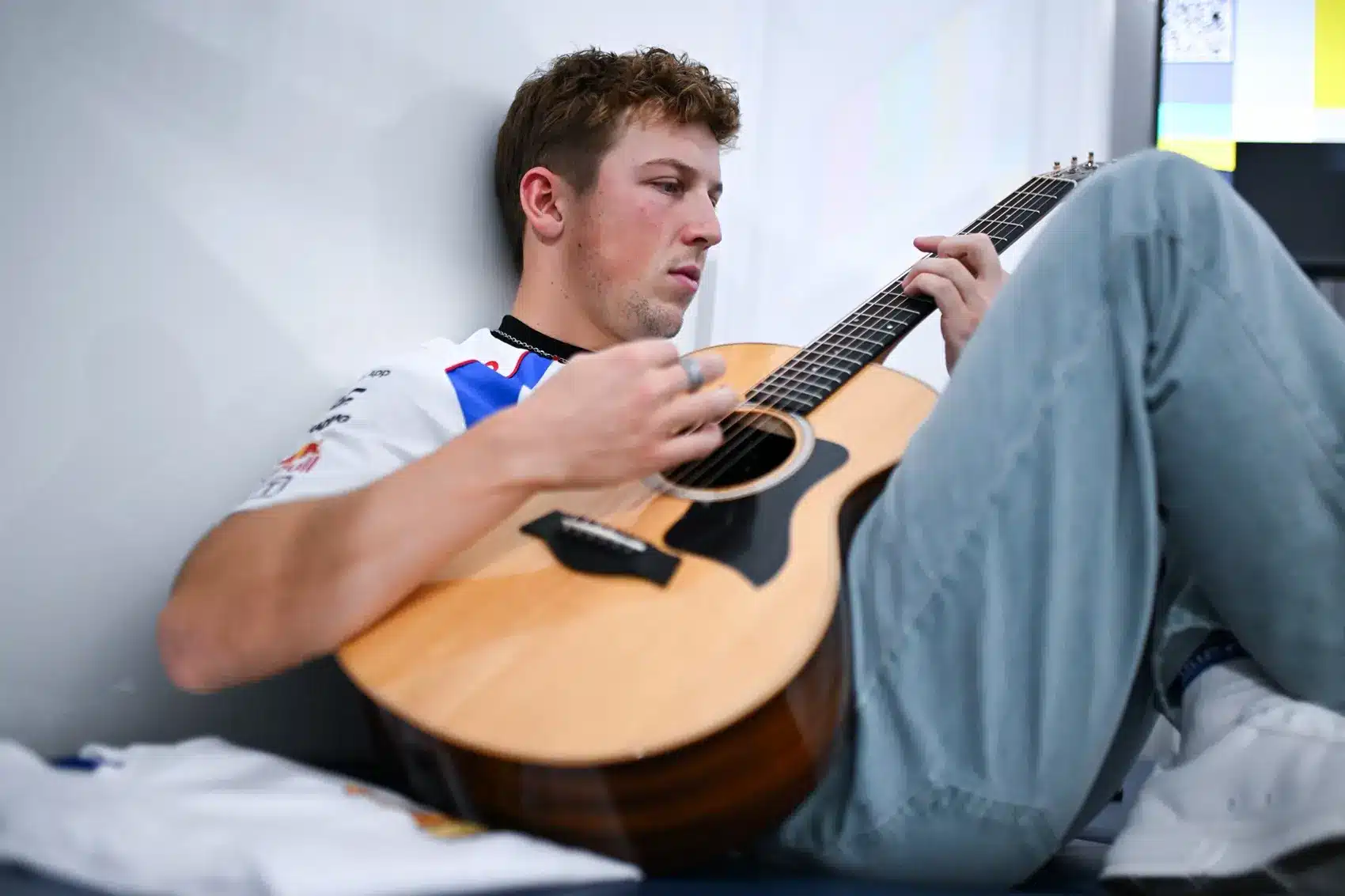 Liam Lawson gitározik, F1