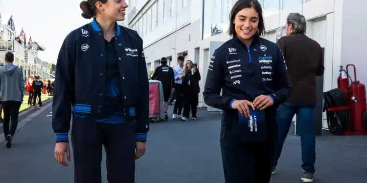 Jamie Chadwick (jobb oldalon) az F1 paddockban