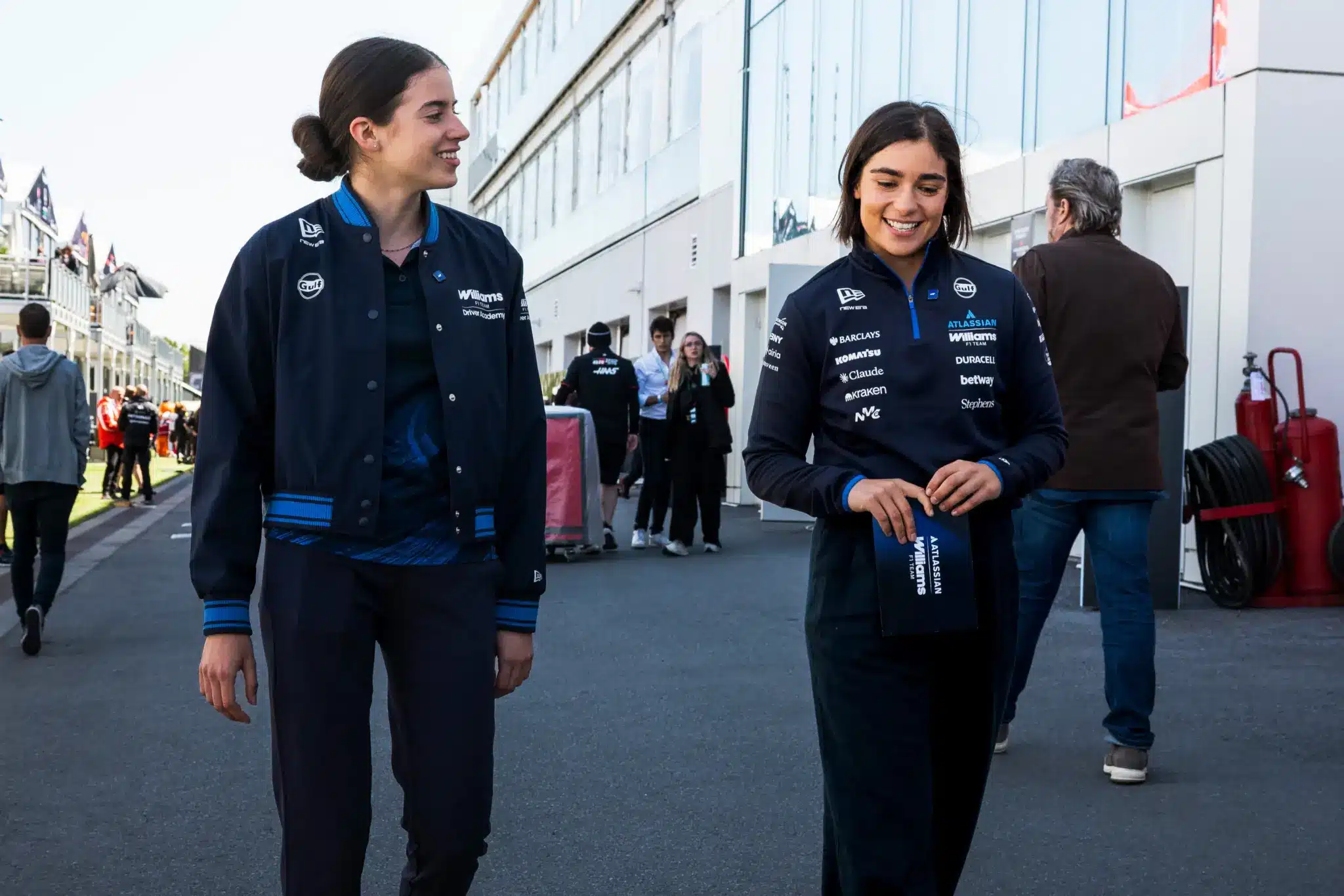 Jamie Chadwick (jobb oldalon) az F1 paddockban