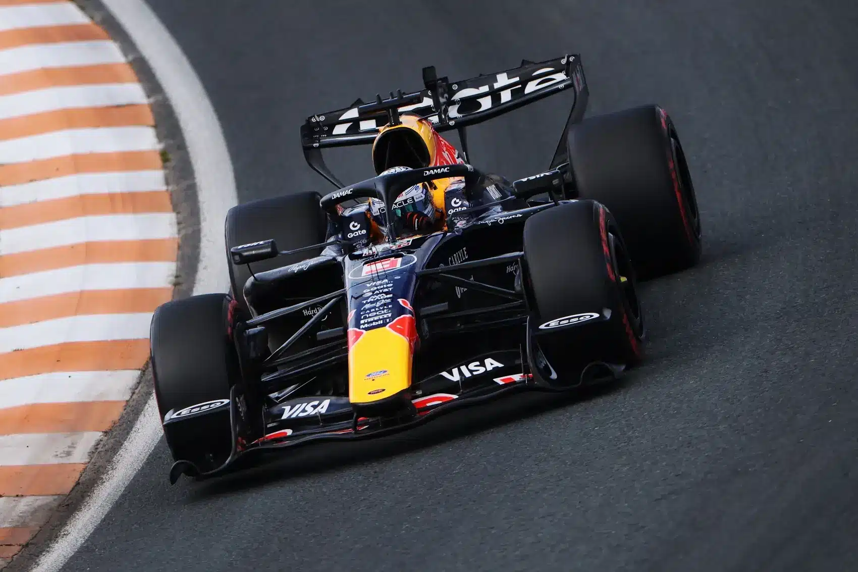 Kaotikus nyitókör a Holland Nagydíjon: Verstappen a falban, Bortoleto bravúrosan mentett
