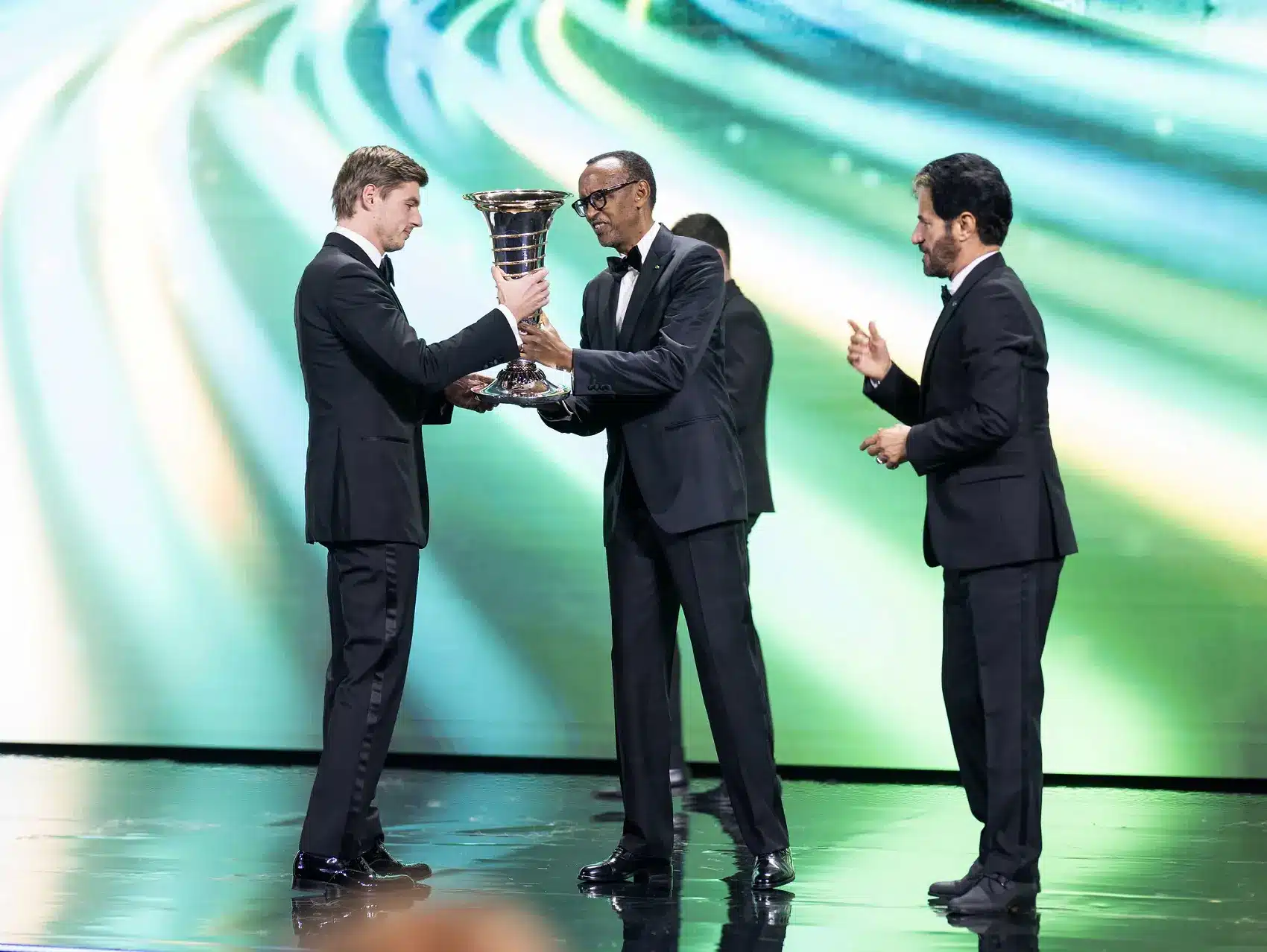 Paul Kagame átadja a világbajnoki trófeát Max Verstappennek, 2024-ben, Mohammed ben Sulayem társaságában, F1