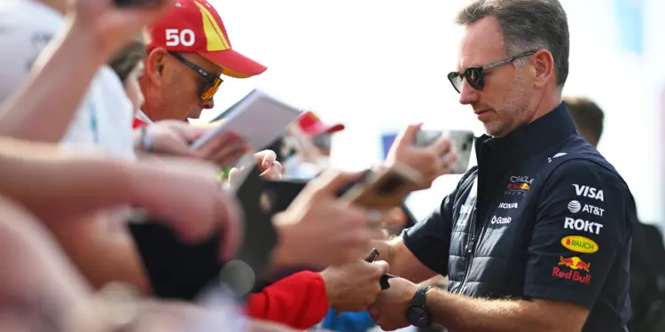 Christian Horner rajongóknak dedikál