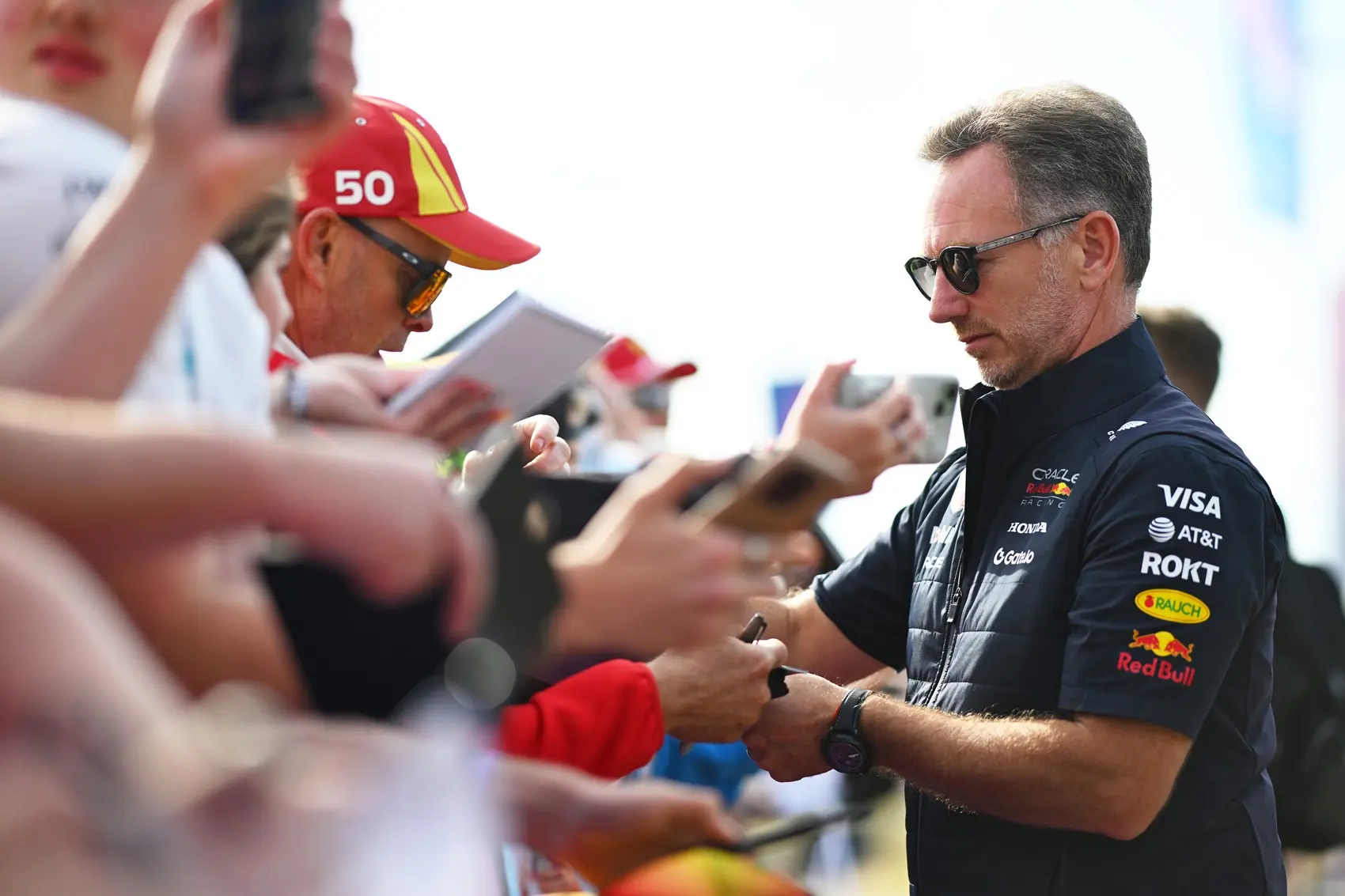 Christian Horner rajongóknak dedikál