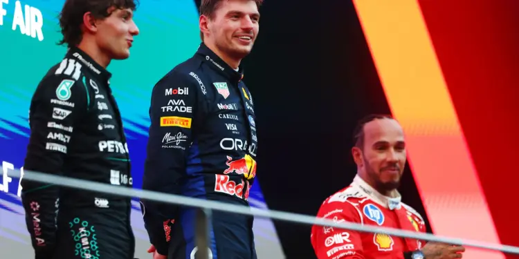 Andrea Kimi Antonelli (2.), Max Verstappen (1.), Lewis Hamilton (3.), 2026 Bahreini Nagydíj, Sepang, F1