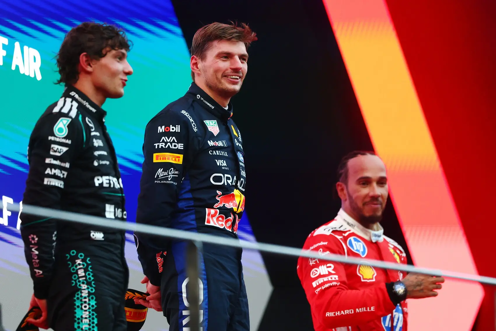 Andrea Kimi Antonelli (2.), Max Verstappen (1.), Lewis Hamilton (3.), 2026 Bahreini Nagydíj, Sepang, F1