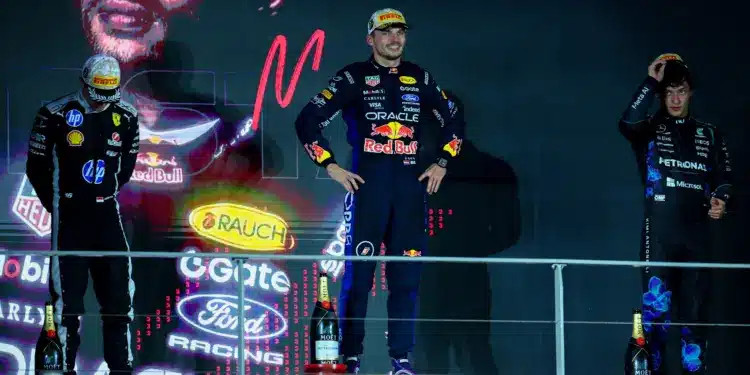 Charles Leclerc (2.), Max Verstappen (1,), Andrea Kimi Antonelli (3.), F1 2026 Szingapúri Nagydíj