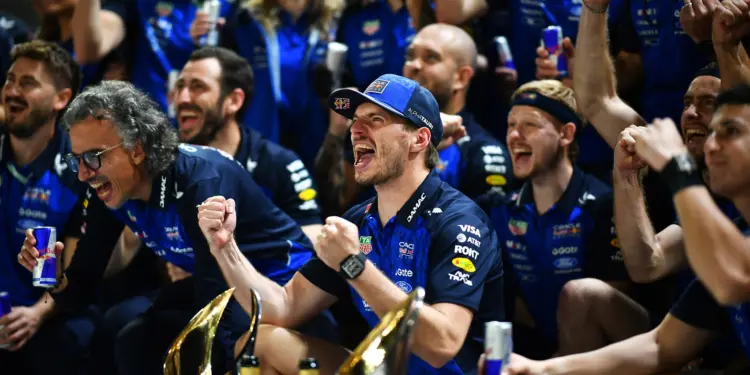 Max Verstappen és a Red Bull Racing ünnepel (2026 Szingapúr)