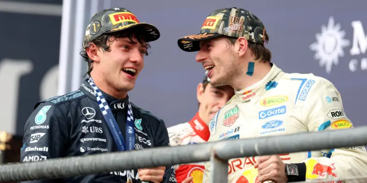 Andrea Kimi Antonelli és Max Verstappen, a háttérben Charles Leclerc, 2026 Austin