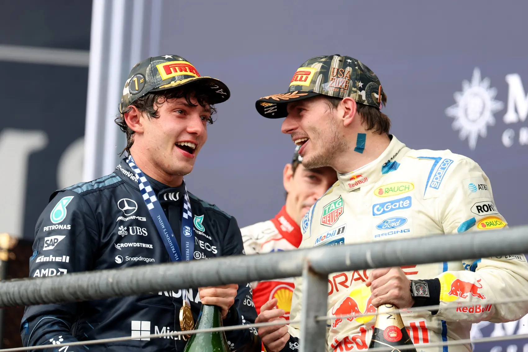 Andrea Kimi Antonelli és Max Verstappen, a háttérben Charles Leclerc, 2026 Austin